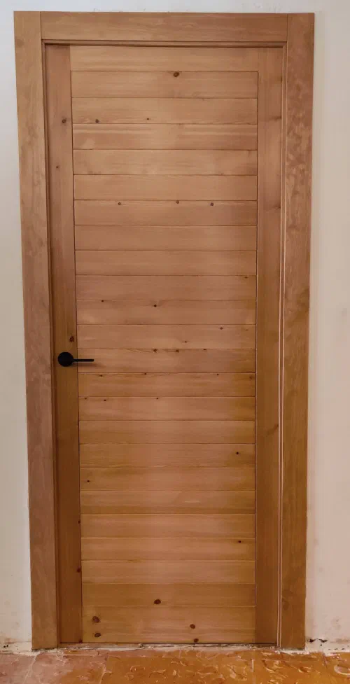 porta instal·lada i entapetada